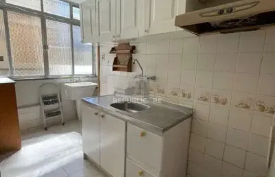 Apartamento à venda no centro histórico com 100 m² e 3 dormitórios/quartos disponíveis.