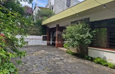 Casa com 243m2 de área privativa, com amplo pátio de 11 x 44, próxima a av. tere