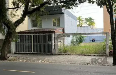 Terreno à venda no bairro auxiliadora com área disponível para construção.