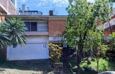 Casa ampla, terreno excelente tamanho,  localização privilegiada em  porto alegr