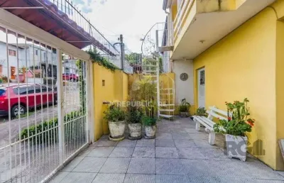 São duas casas no mesmo pátio, com 308,22m² de área construída. próxima a av. te