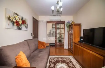 Casa de 289m² - 3 dormitórios, 1 suíte, 4 salas, churrasqueira, pátio e 4 vagas