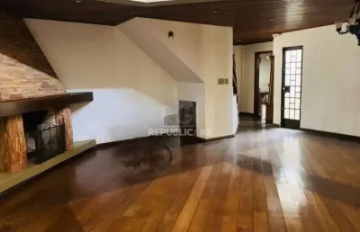 Encantadora residência com 03 dormitórios sendo 01 suíte e piscina.