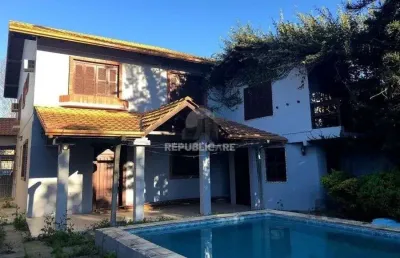 Casa de 365m² - 4 dormitórios sendo 3 suítes e 5 vagas de garagem no bairro part