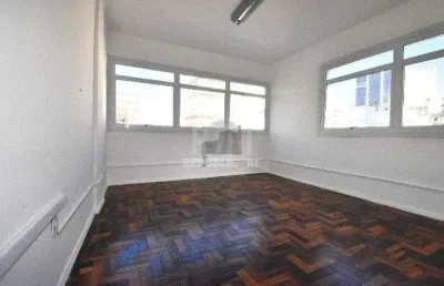 Escritório à venda no centro histórico com 40 m² de área útil disponível.