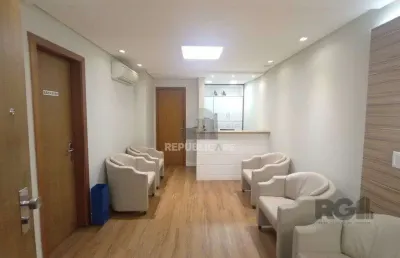 Escritório à venda no centro histórico com 68 m² de área útil disponíveis.