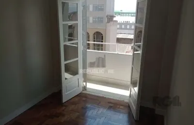 Apartamento com 3 quartos, desocupado no centro histórico.