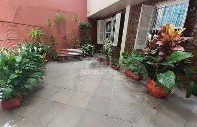 Apartamento à venda no centro histórico com 76 m² e 3 dormitórios/quartos disponíveis.
