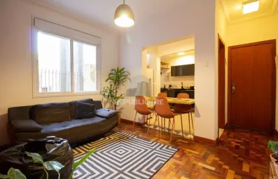 Apartamento à venda na cidade baixa com 60 m² e 2 dormitórios/quartos disponíveis.