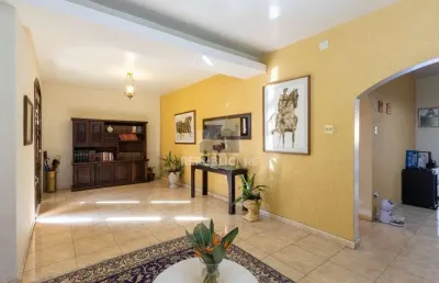 Sobrado com 345m² privativos, 3 suites, 2 vagas, churrasqueira. pátio com piscin