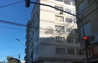 Apartamento à venda no centro histórico com 56 m² e 1 dormitório/quarto disponível.