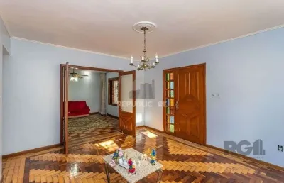 Casa 216m² - 4 dormitórios, 5 vagas no bairro partenon