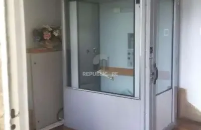 Casa com potencial residencial ou comercial, localizada em frente à avenida cris