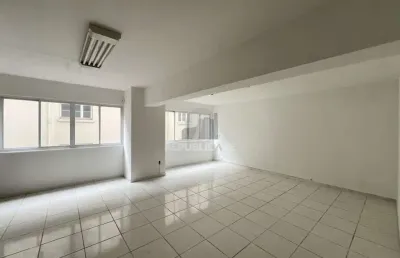 Escritório à venda no centro histórico com 50 m² de área útil disponível.
