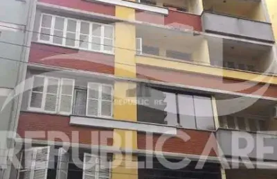 Apartamento de 1 dormitório em prédio com portaria 24hr.