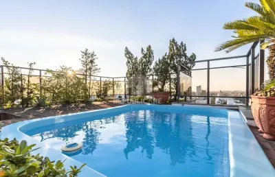 Cobertura à venda com 4 dormitórios no bairro auxiliadora e 500 m² de área útil.