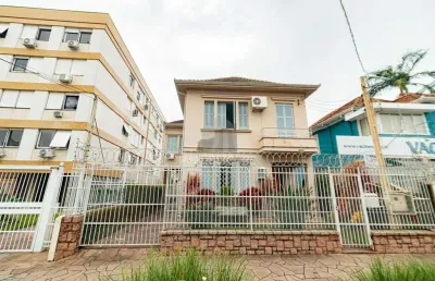 Casa residencial à venda no bairro menino deus com 297 m² e 4 dormitórios/quartos.