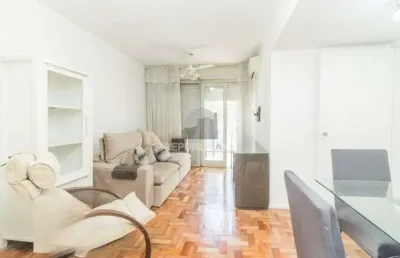 Apartamento de 2 dormitórios com sacada e 1 vaga no petrópolis.