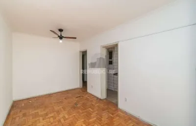 Apartamento de dois quartos com dependência no bairro rio branco em porto alegre