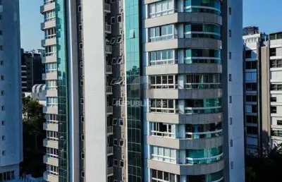 Apartamento com 202m², 3 suítes, lareira, churrasqueira, 3 vagas, infraestrutura
