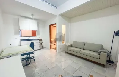 Apartamento de 1 dormitório, suíte ampla, semimobiliado, com pátio privativo no