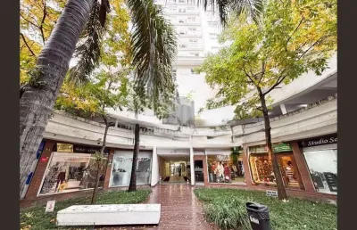 Apartamento à venda no centro histórico com 43 m² e 3 dormitórios/quartos disponíveis.