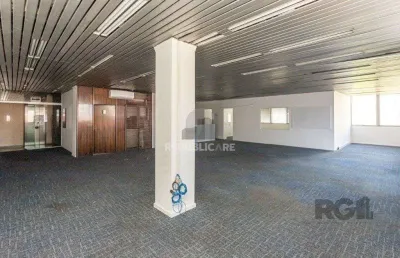 Escritório à venda no centro histórico com 170 m² de área útil disponível.