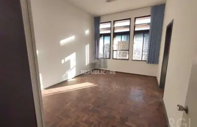 Escritório à venda no centro histórico com 61 m² de área útil disponível para negócios