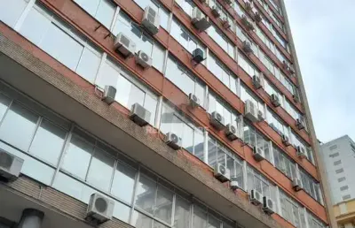 Escritório à venda no centro histórico com 262 m² de área útil disponível.