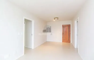 Apartamento para locação no petrópolis – 2 dormitórios, sacada e 76m²