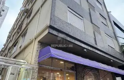 Apartamento semimobiliado, com 3 quartos, 2 banheiros e 1 vaga de garagem