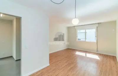 Apartamento reformado com 2 dormitórios e 1 vaga coberta - mont serrat