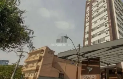 Apartamento à venda na cidade baixa com 61m² e 2 dormitórios/quartos disponíveis.