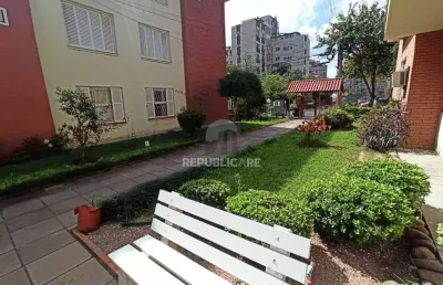 Apartamento reformado de 2 dormitórios com sacada no menino deus, porto alegre