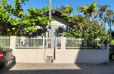 Linda casa mista com ótima localização em armação - penha