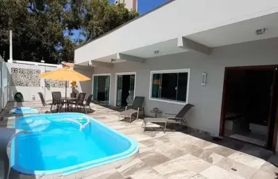 Casa com 2 quartos sendo 1 suíte no centro de balneário piçarras - sc