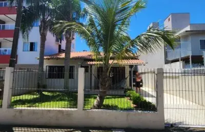 Excelente casa 4 quartos a 250m da praia centro de balneário piçarras sc