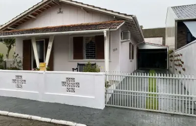 Linda casa contemporânia proximo ao mar em piçarras