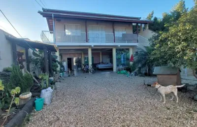Casa em balneário piçarras, com mais de 150m2 e um amplo terreno