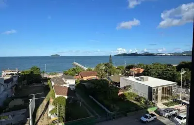 Apartamento centro de balneario piçarras, frente mar com 3 dormitórios sendo 1 s