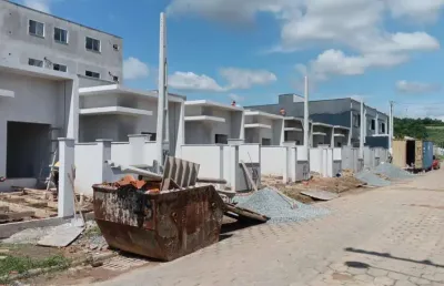 Excelente casa 2 quartos sendo 1 suítegeminado na itajuba barra velha sc
