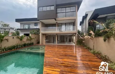 Espetacular casa triplex a venda, com fundo para a mata no condomínio do lago