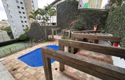 Apartamento espaçoso muito bem localizado, em ótimo estado!