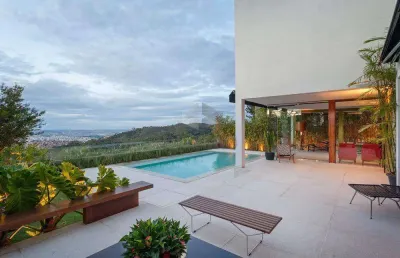 Casa impecável em projeto grandioso com vistas lindas e definitivas