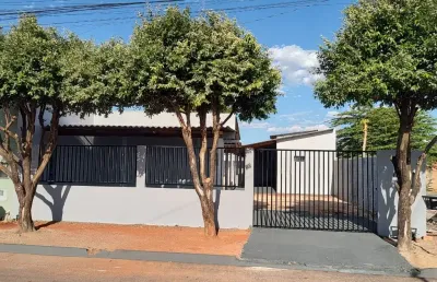 Aluga-se casa com 02 quartos e garagem coberta jd veneza, sinop/mt