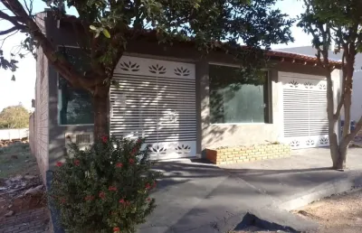 Casa com  03 quartos e garagem coberta no  jardim isabela, quatá-sp