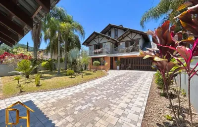 Casa averbada com 4 quartos, sendo 1 suíte master e amplo terreno no bom retiro