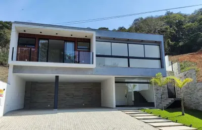 Linda casa em condomínio residencial, com 4 suítes!