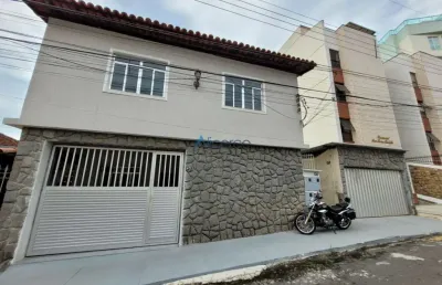 Casa duplex com 03 quartos, sendo 01 suíte e 02 vagas de garagem