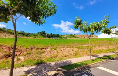 Terreno medindo 309,77 m² com pequeno aclive no estrela alta